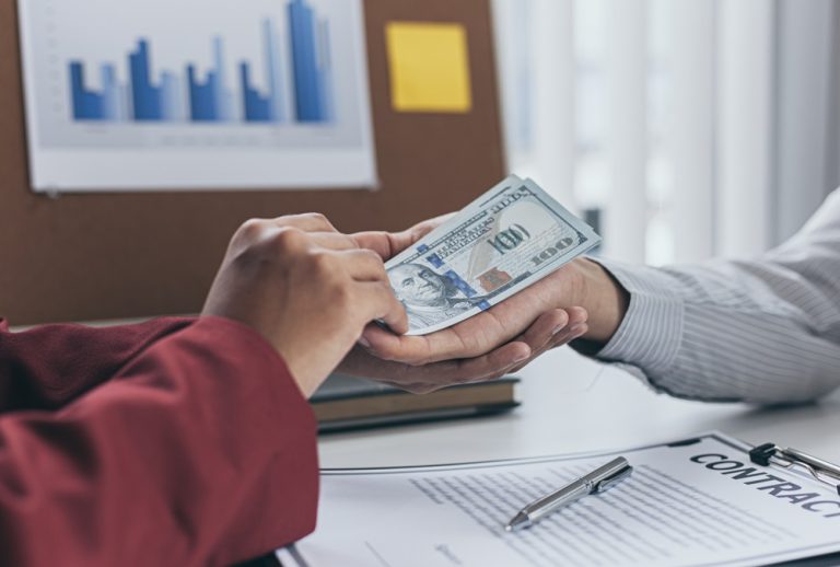 التمويل بالأسهم مقابل القروض