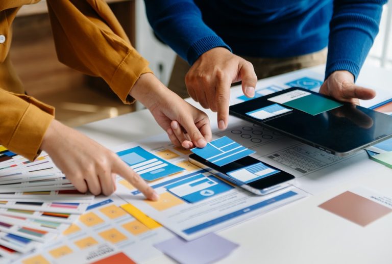 إعادة بيع الأدوات والخدمات الرقمية