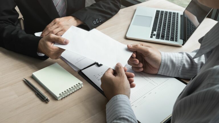 إنهاء تعاقد الامتياز التجاري..أسباب ونتائج 