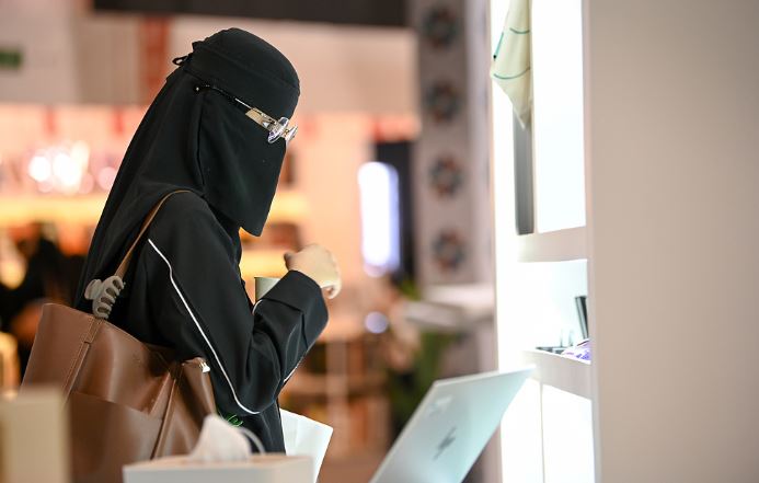 خاص|من جناح «إثراء» إلى عقول الزوار.. «عبد الله الحواس» يتحدث عن رسالة المركز في معرض الرياض للكتاب - مجلة رواد الأعمال