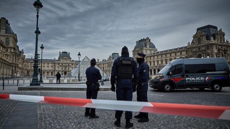 خلال سبع دقائق فقط.. سرقة متحف اللوفر بباريس خلال سبعة دقائق فقط..سرقة متحف اللوفر بباريس