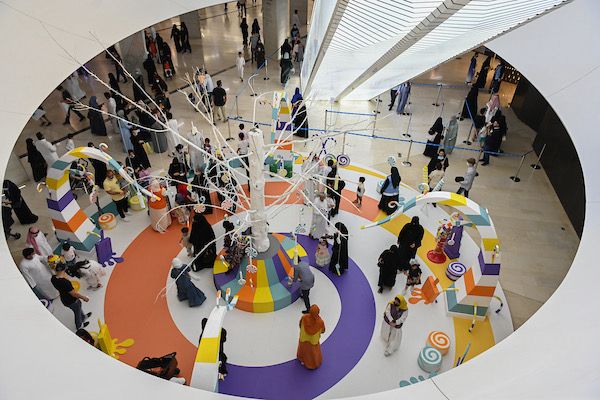 «شتاء إثراء 2025-2026».. عرض مرئي فريد الأكبر بالمنطقة عرض مرئي فريد يزيّن مبنى «إثراء» مع انطلاق «شتاء 2025-2026»