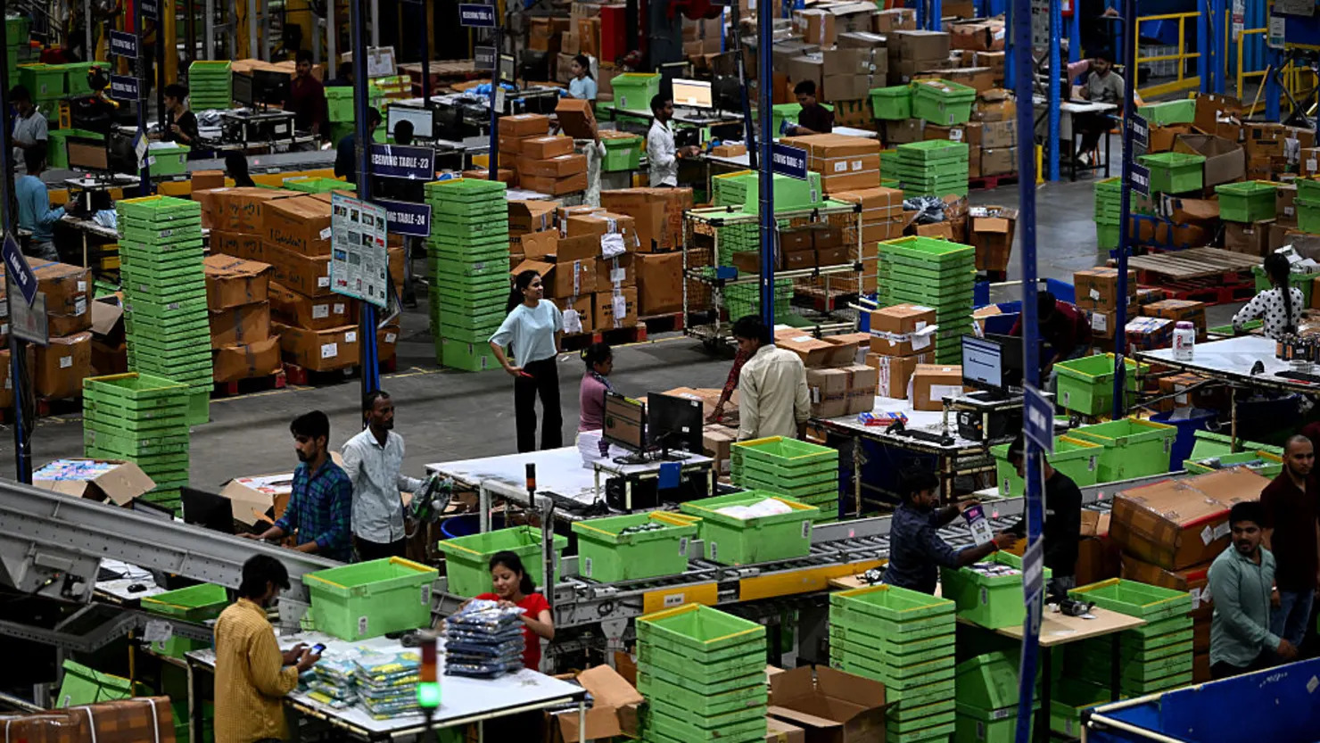 خارج أسوار المدن الكبرى.. البلدات الصغيرة تقود طفرة التجارة الإلكترونية في الهند 