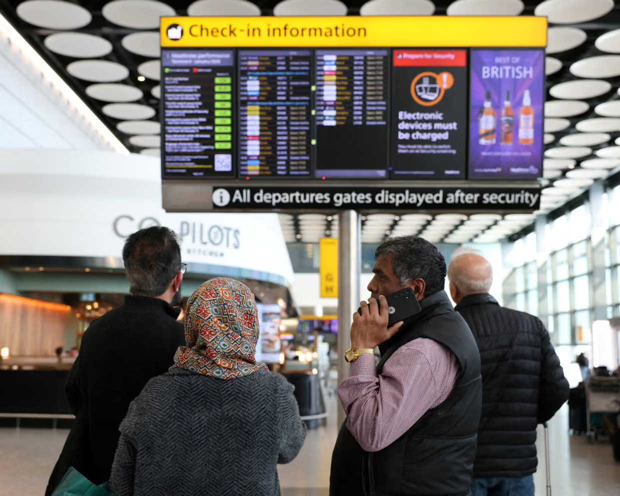 نيران الحرب تصل المطارات.. كيف تحمي ميزانية سفرك من قفزات الوقود؟